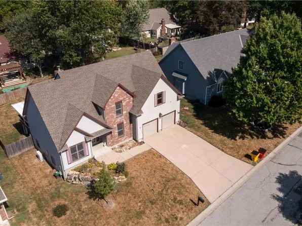 1109 NW Woodlynne Dr, Blue Springs, MO 64015