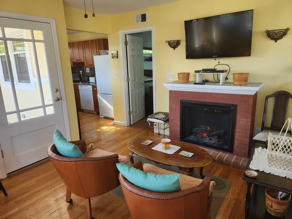 8004 Kentbury Dr, Bethesda, MD 20814