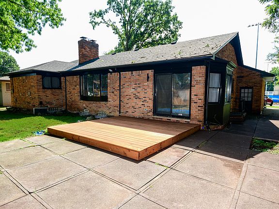 3rd image of 23040 Pembroke Ave