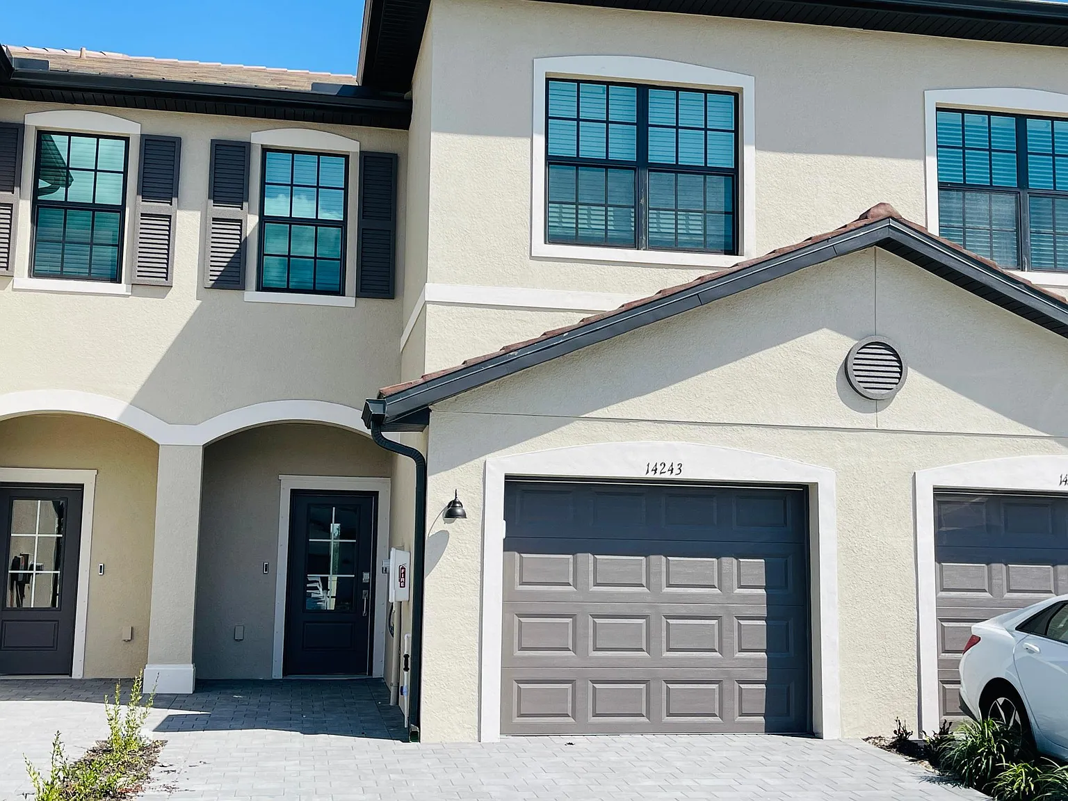 3 bed, 2.5 bath, 1942 sqft, $2,400 — Photo 1
