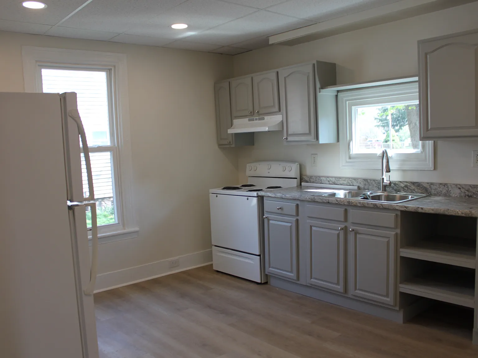 3 bed, 2436 sqft, $1,100 — Photo 4