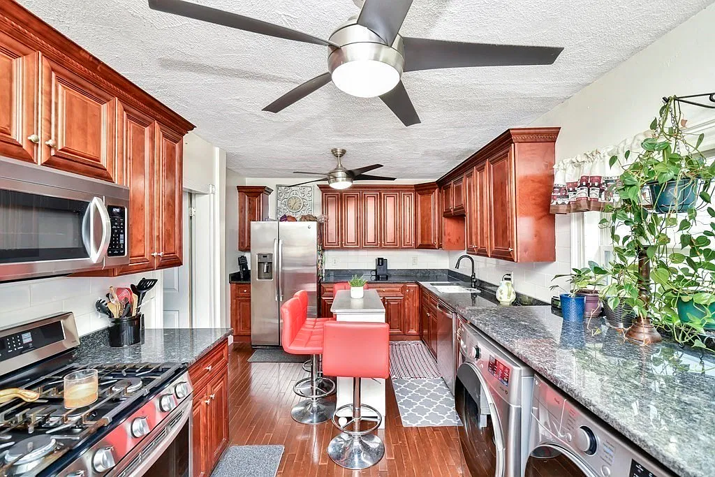 3 bed, 2.0 bath, 1834 sqft, $3,250 — Photo 4