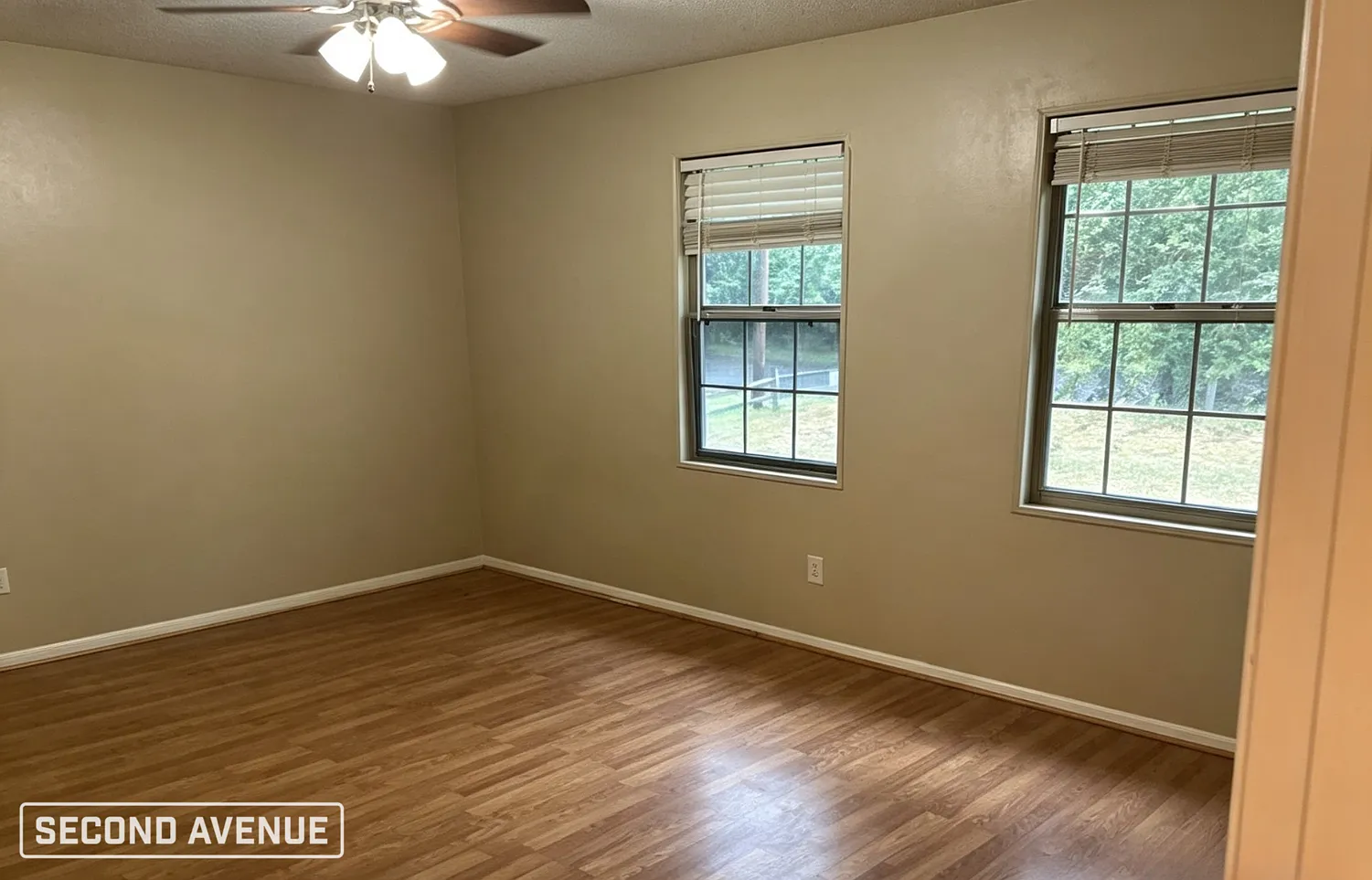 3 bed, 1.0 bath, 1236 sqft, $999 — Photo 2