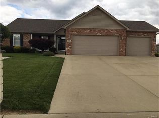 528 Stonefield Dr, Smithton, IL 62285