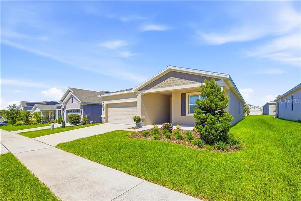 3 bed, 2.0 bath, 2080 sqft, $2,300 — Photo 3