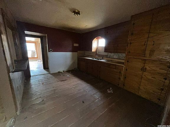 5th image of 465 Peach St