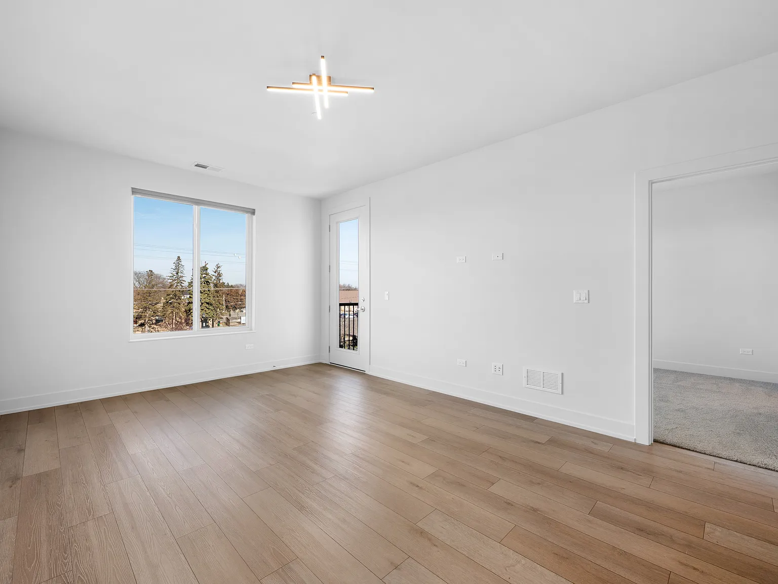 1 bed, 1008 sqft, $2,570 — Photo 3