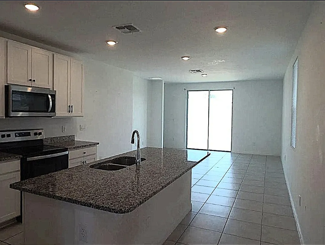 3 bed, 1268 sqft, $2,095 — Photo 3