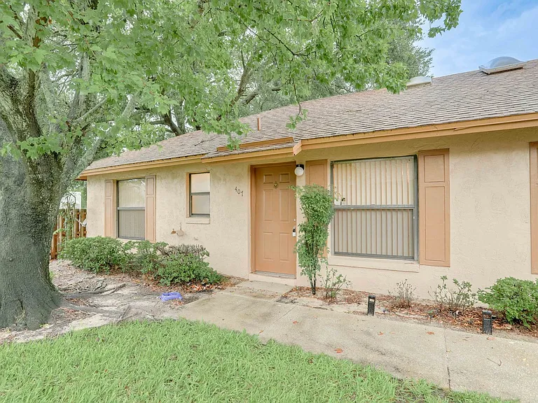 407 Douglas Way — Photo 2