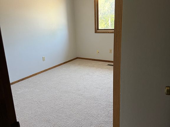 5th image of 142 E Wood Ave