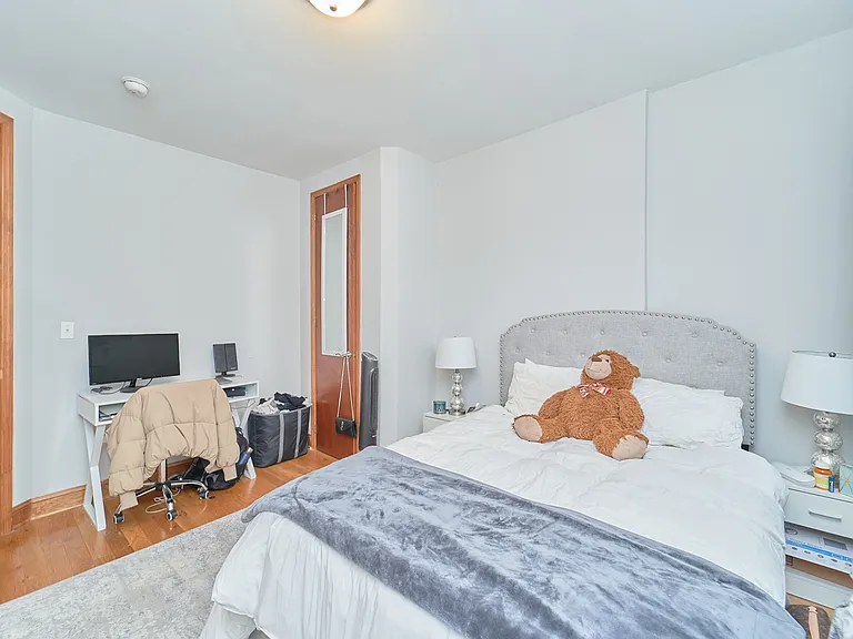 501 1/2 W 43rd St #2E — Photo 7