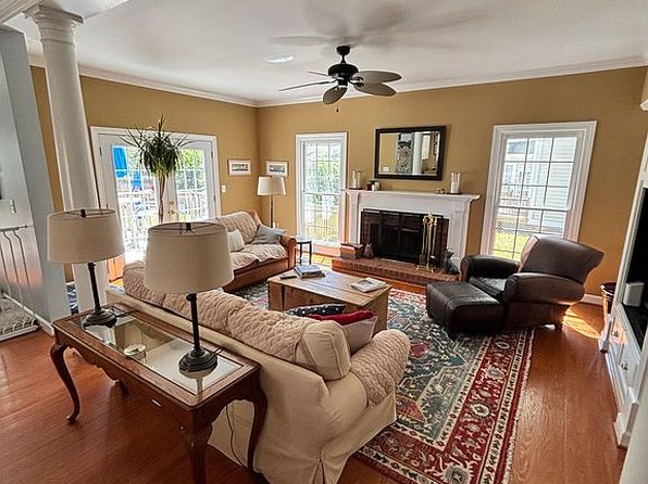 1069 Groves Manor Ct