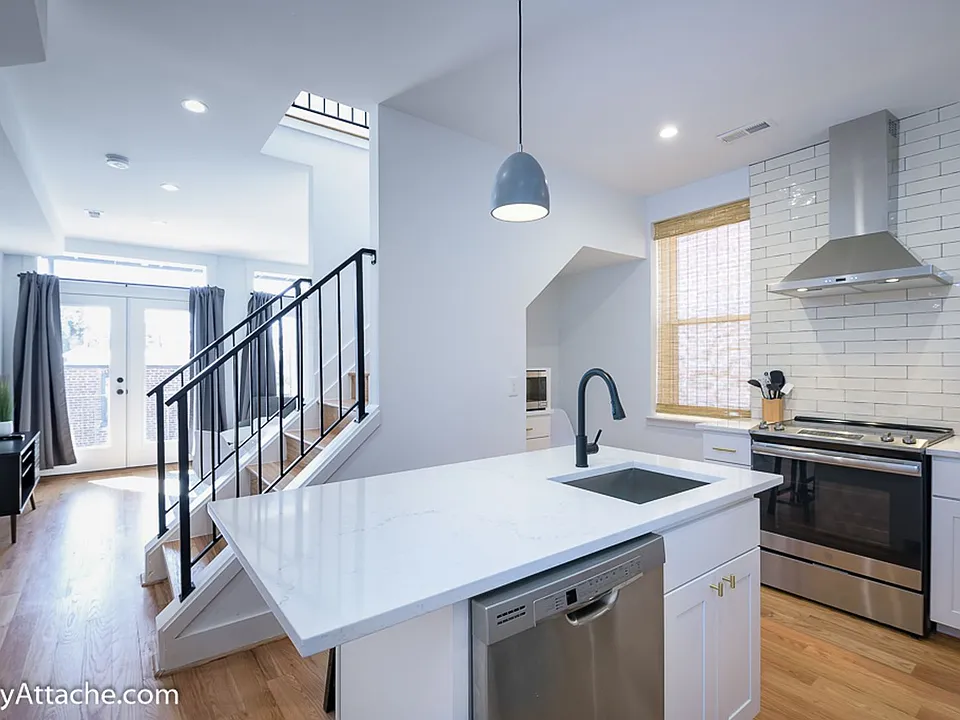 631 Constitution Ave NE