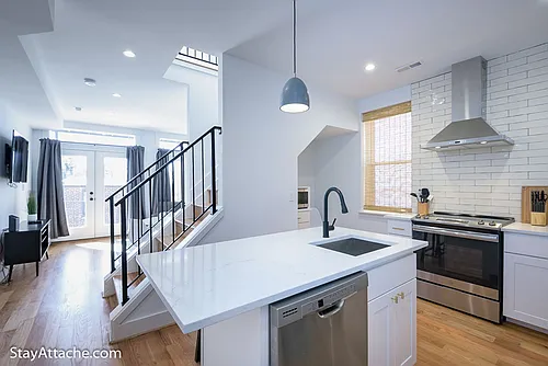 631 Constitution Ave NE Photo 1