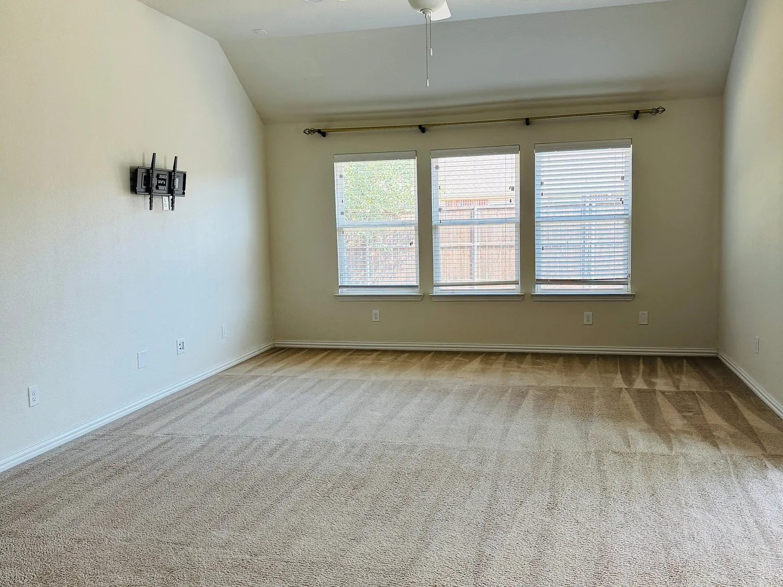 3 bed, 2167 sqft, $2,400 — Photo 2