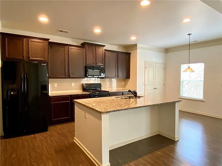 611 Stonehurst Ln — Photo 3