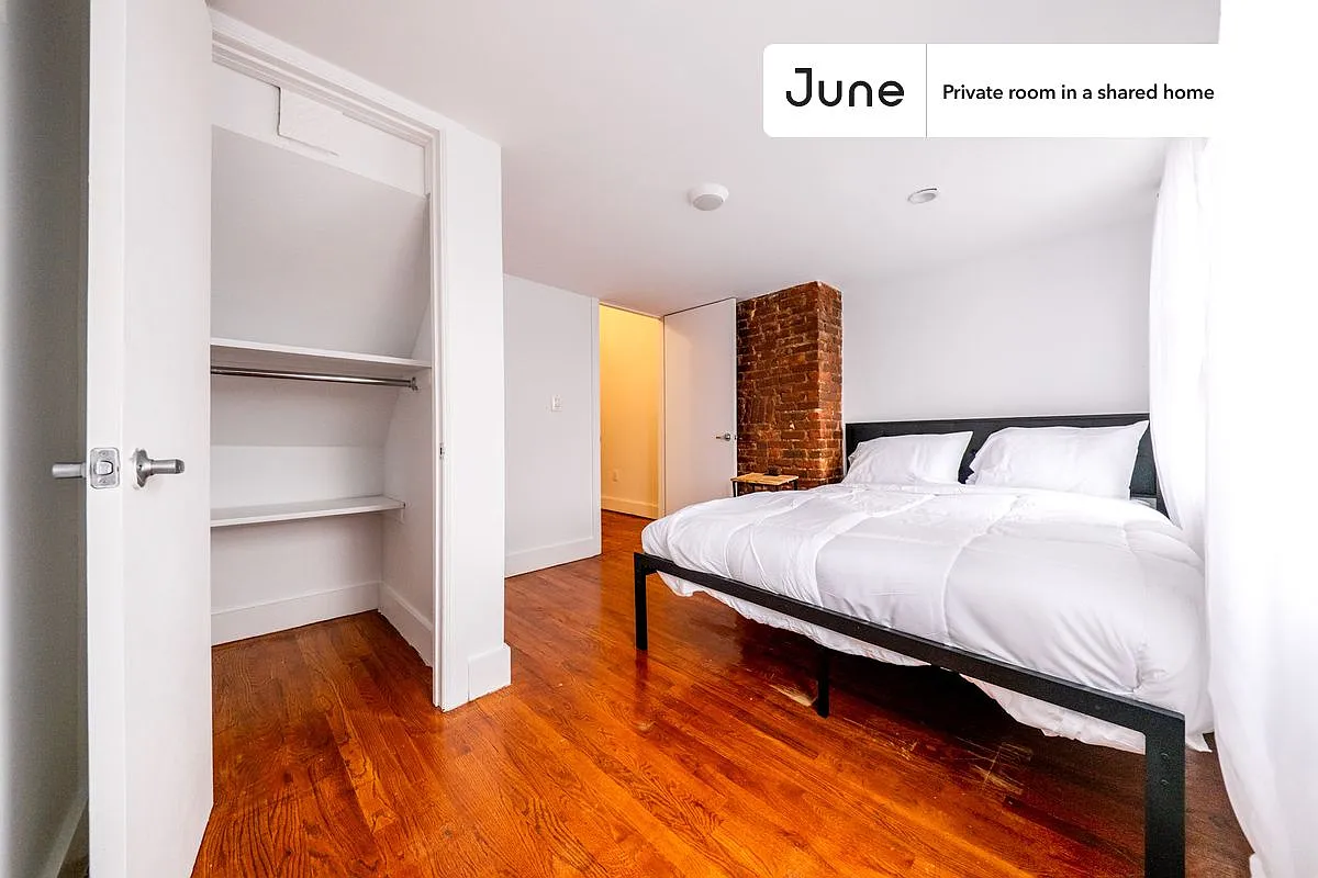 Queen bedroom in 3 bed/1 bath home in Bushwick #1848 B — Photo 3