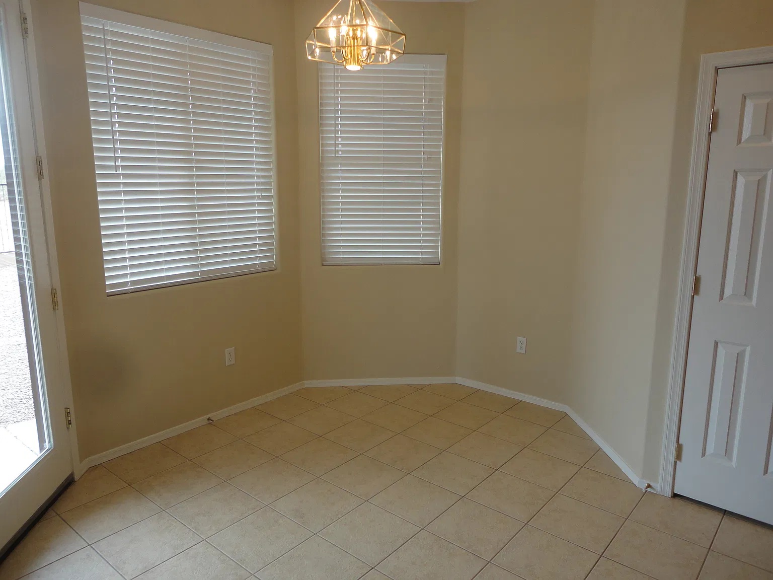 3 bed, 2.0 bath, 1945 sqft, $1,905 — Photo 4