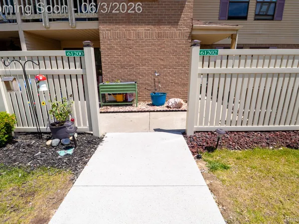 61200 Greenwood Dr, South Lyon, MI 48178