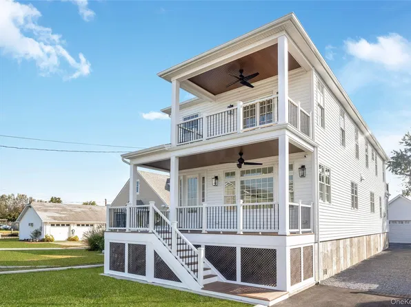 11 Riverdale Avenue, Massapequa, NY 11758