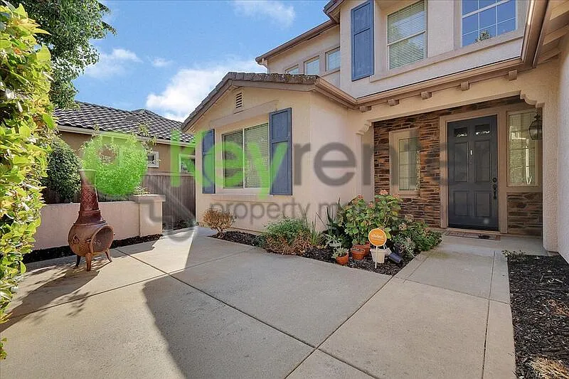 5 bed, 3.0 bath, 3421 sqft, $3,800 — Photo 2
