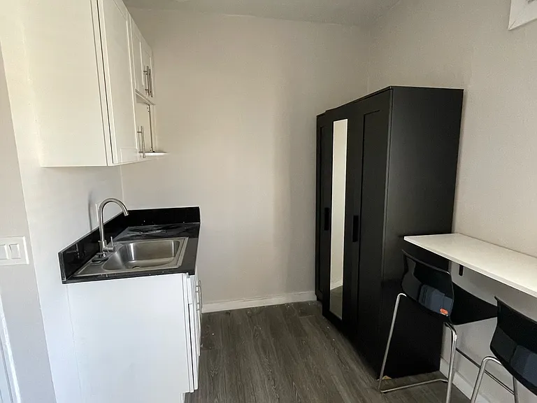 200 W Grand Ave #2 — Photo 4