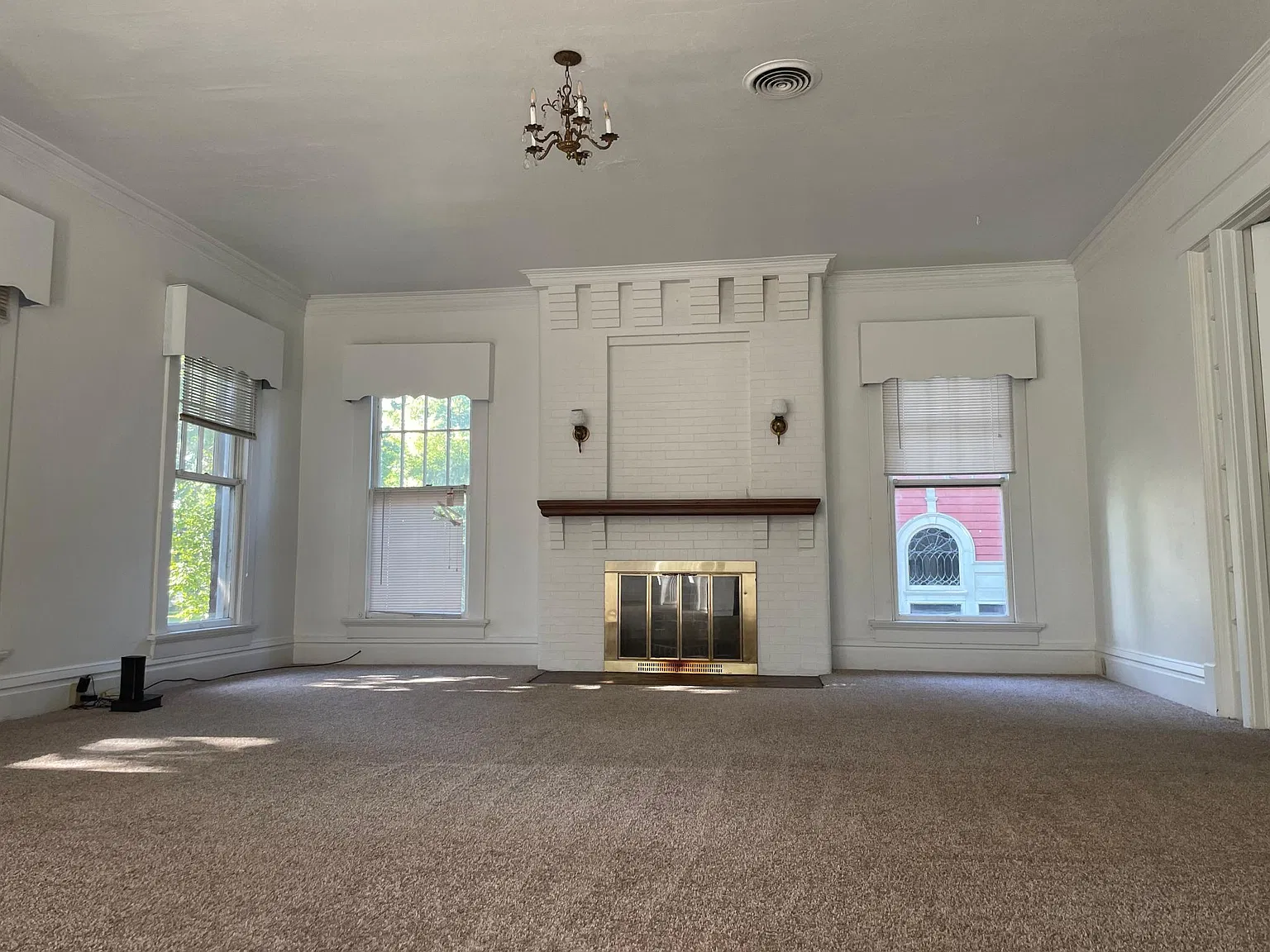 5 bed, 2000 sqft, $2,425 — Photo 3