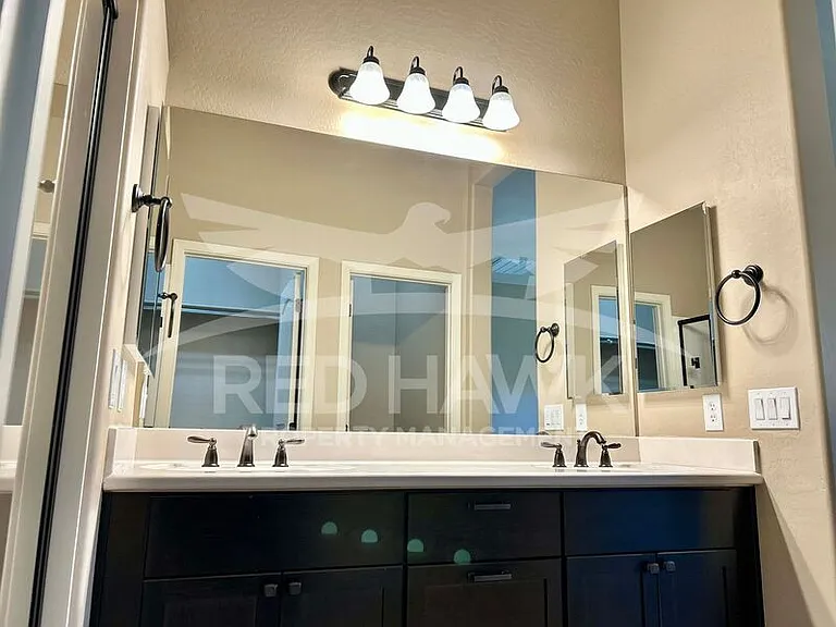 1748 N Makalu Cir — Photo 9