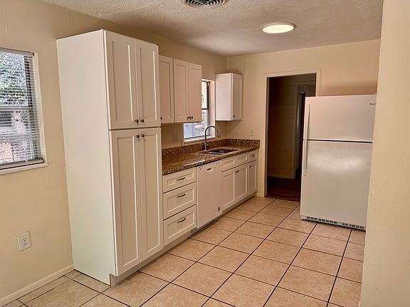 2nd image of 940 Pearl Dr