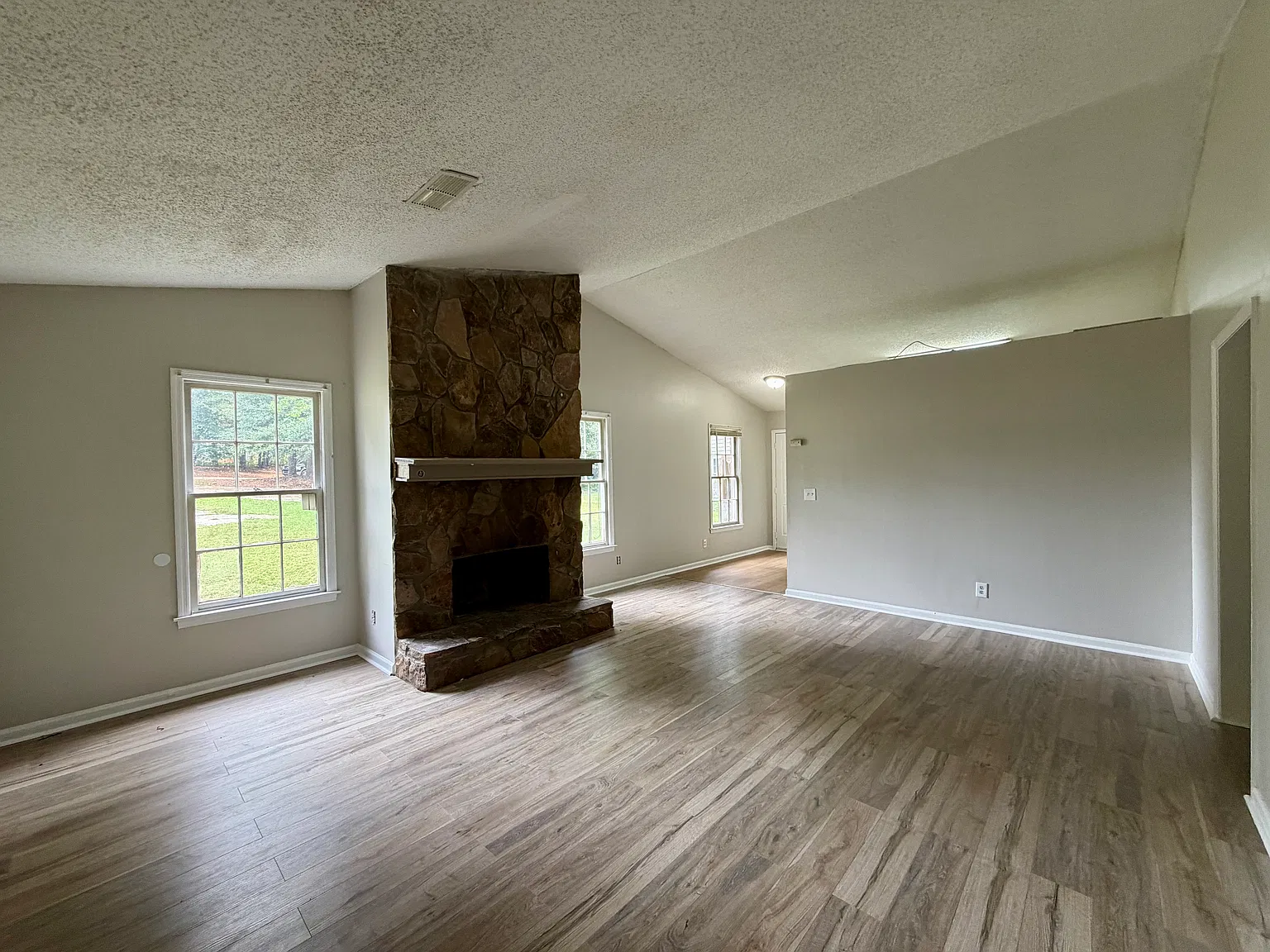 2 bed, 1.5 bath, 1080 sqft, $1,300 — Photo 2