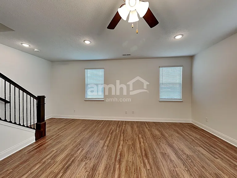 906 Castor Dr — Photo 7