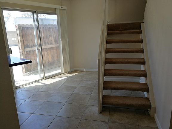 BREAKFAST NOOK/SMALL OFFICE