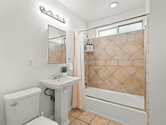 4th image of 1384 W 37th Pl #3
