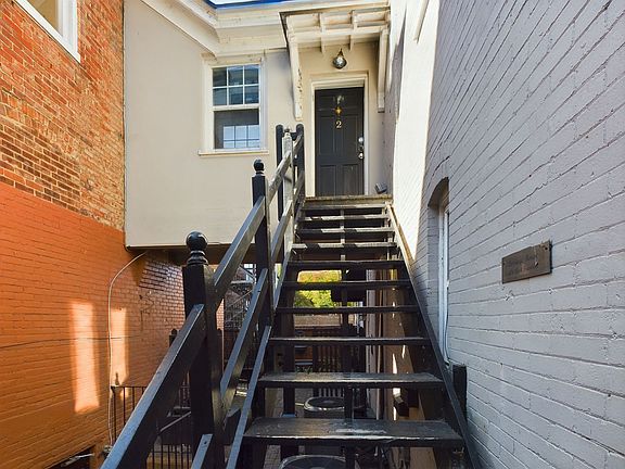 3rd image of 406 W Franklin St Unit 2