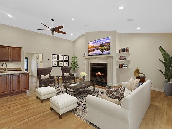 5th image of 124 Carriage Hill Dr