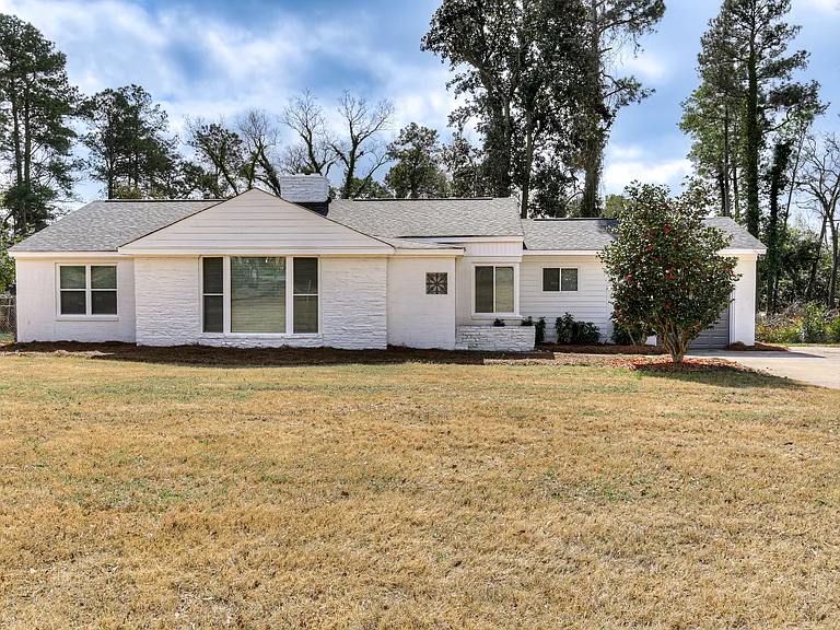 1813 Courtney Dr — Photo 1