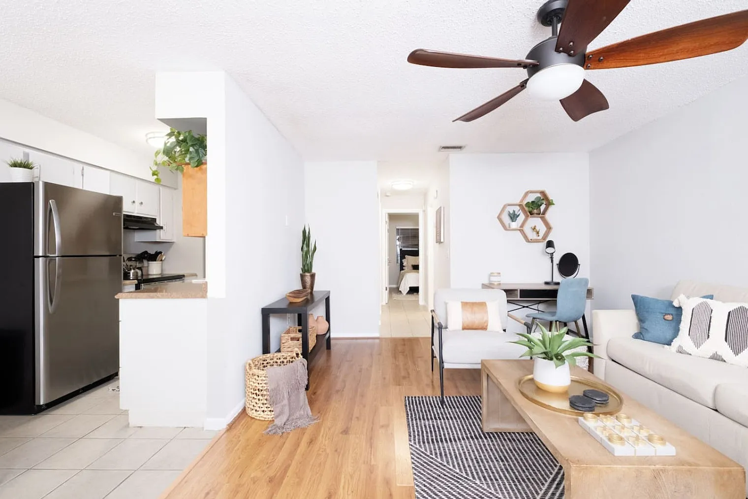 2 bed, 2.0 bath, 925 sqft, $3,246 — Photo 2
