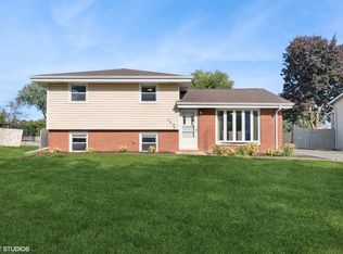 302 Arrowhead Dr, Shorewood, IL