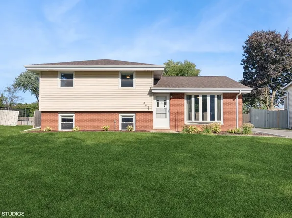 302 Arrowhead Dr, Shorewood, IL 60404