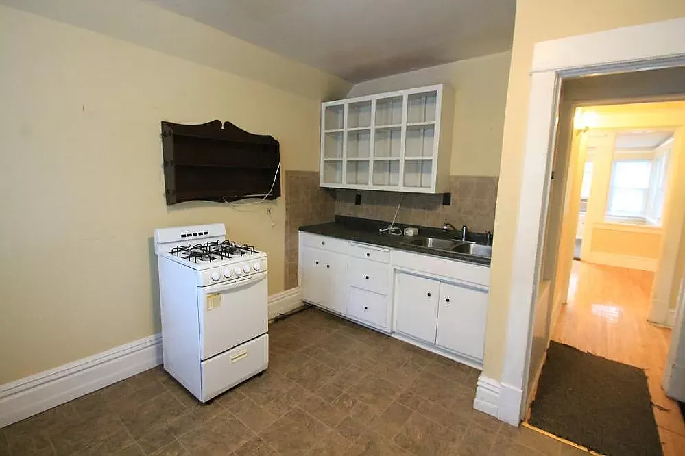5 bed, 2367 sqft, $2,800 — Photo 2