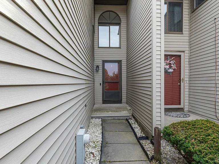 8457 Bubbling Springs Dr — Photo 3