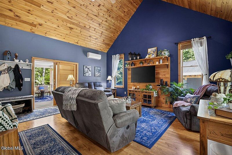 4th image of 8 Hemlock Drive