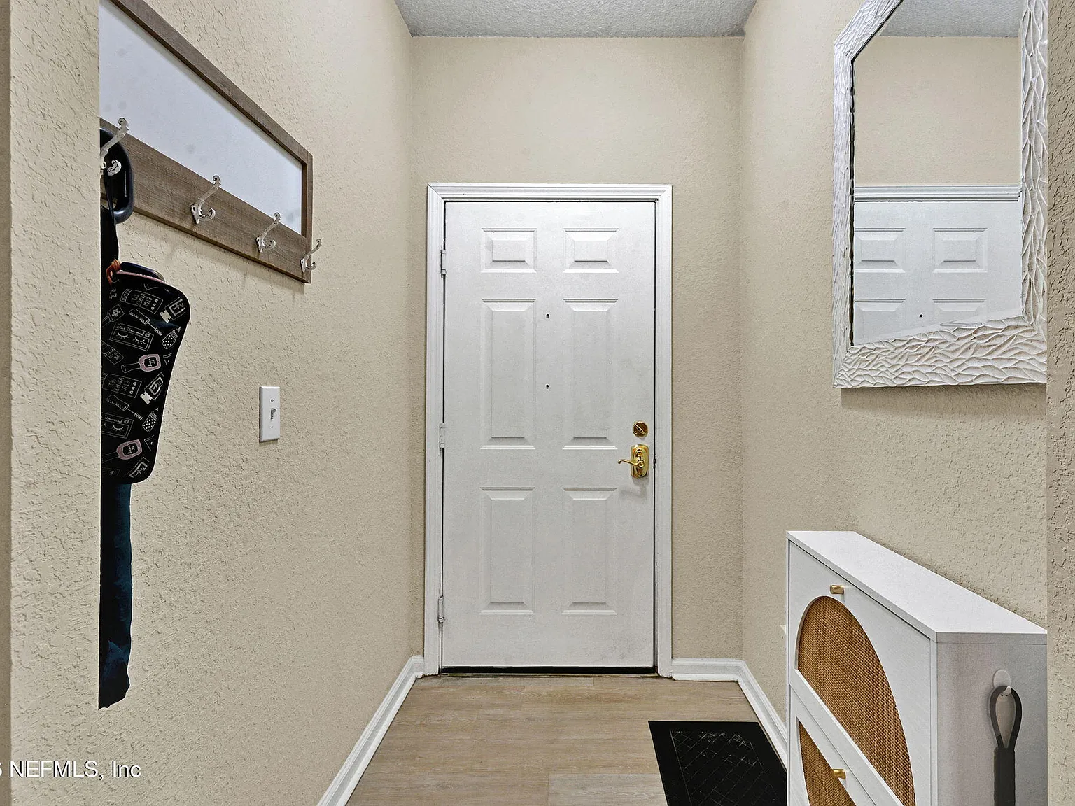 3 bed, 2.0 bath, 1326 sqft, $2,000 — Photo 2