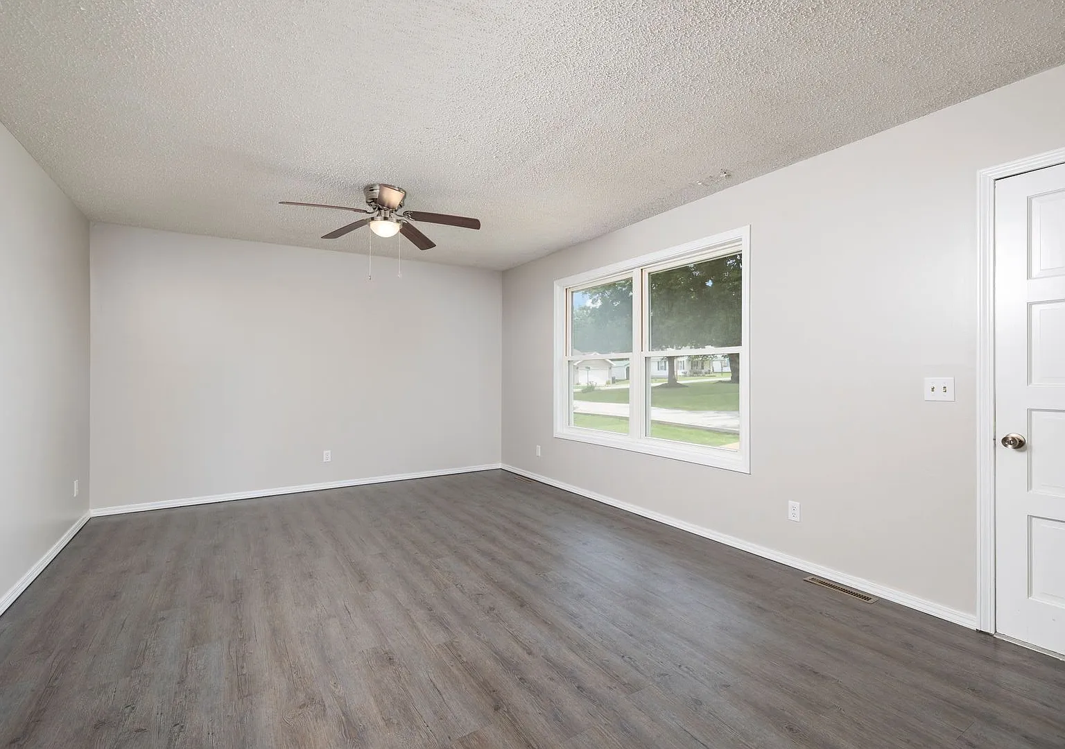 Beautiful Updated 3BR/2BA Home with Gorgeous Yard-Buffalo, MO|$1,350\month — Photo 2