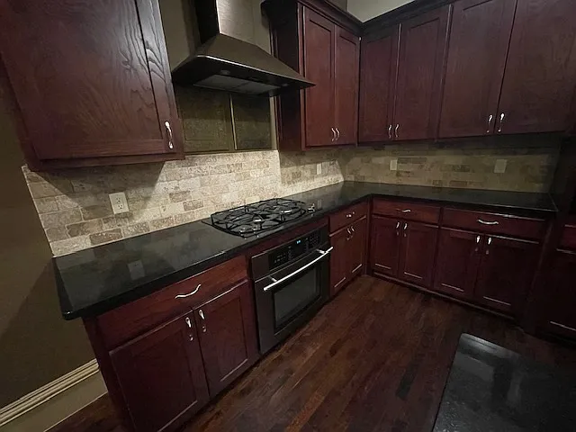 102 N Locust St — Photo 16