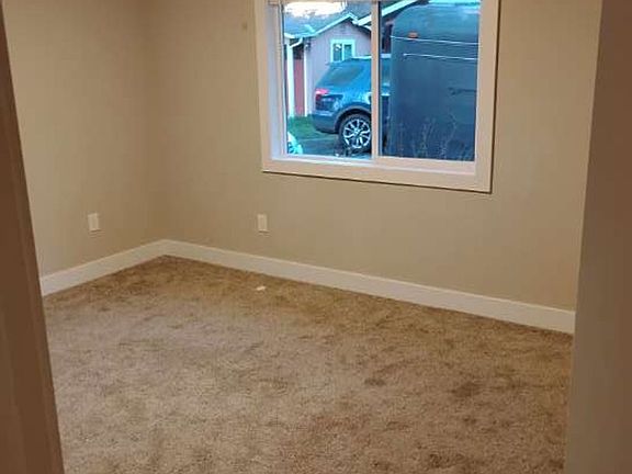 4th image of 300 NW Santiam Blvd #306