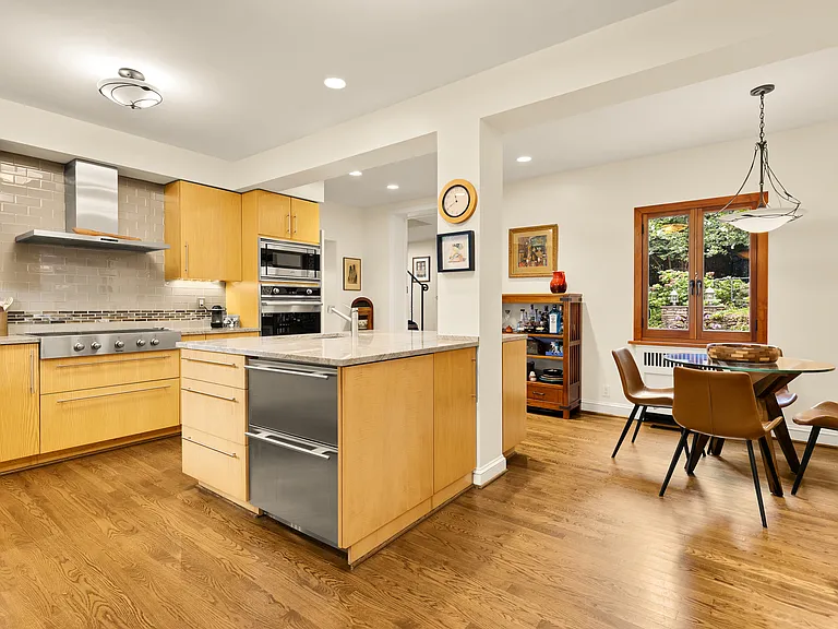 3111 Chain Bridge Rd NW — Photo 11