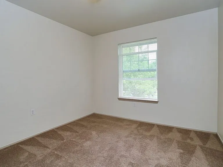 Sunrise Pointe Apartments — Photo 43