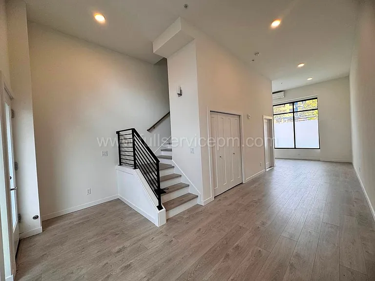 11208 Pinehurst Way NE — Photo 2
