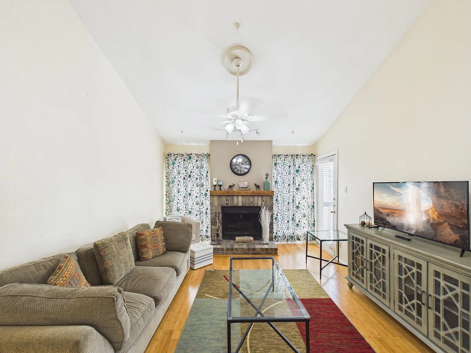 2 bed, 3.0 bath, 1137 sqft, $1,600 — Photo 4
